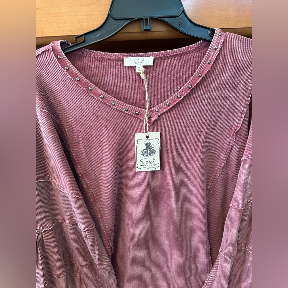 NWT EASEL STUDDED V NECK - Picture 4 of 7